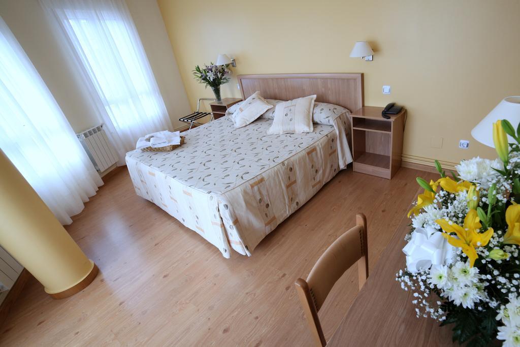 Hotel Rio Ulla Monterroso ภายนอก รูปภาพ
